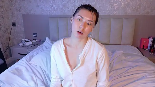 gwenonl1ne stripchat live cam model