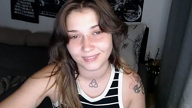 AlienforTwenty stripchat live cam model