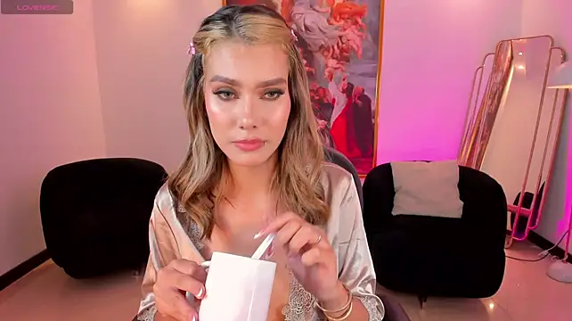 NiaSalvatore stripchat live cam model