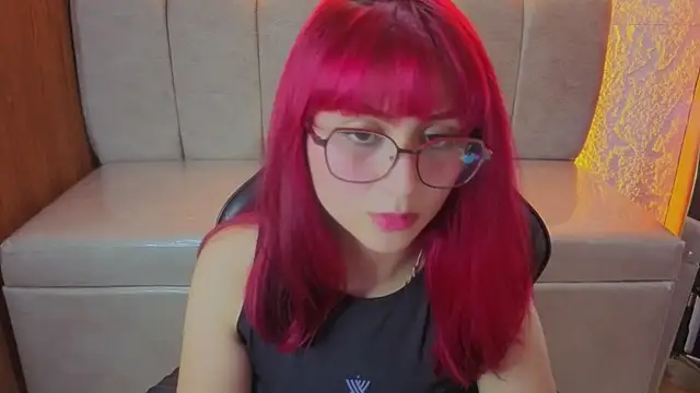 Queen_Red_v stripchat live cam model