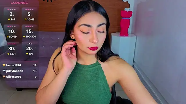 sara_lux_t stripchat live cam model
