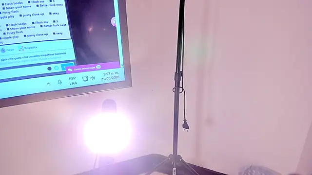 MayWesst stripchat live cam model