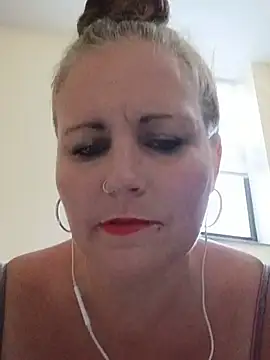 Luciouslesha stripchat live cam model