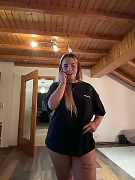 Naomi-Klein stripchat live cam model