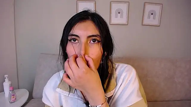 Bella_Cute_01 stripchat live cam model
