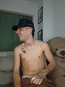 MaxHornyLatin stripchat live cam model