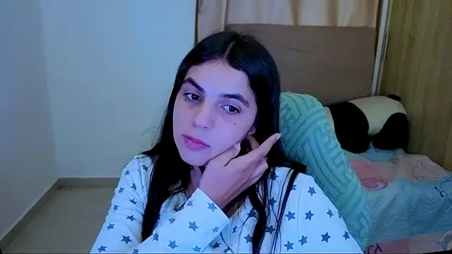 _elenna stripchat live cam model