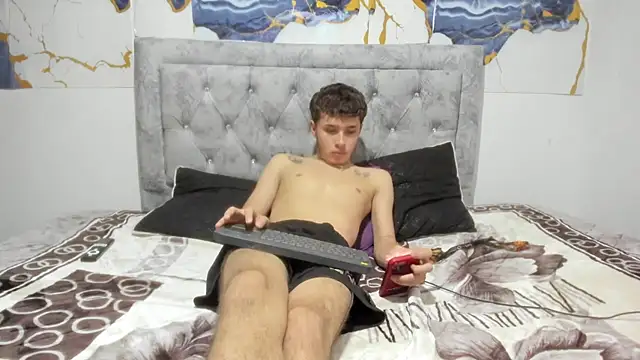 Julian-wolf18 stripchat live cam model