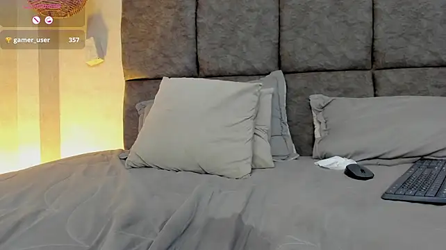 issawalton stripchat live cam model