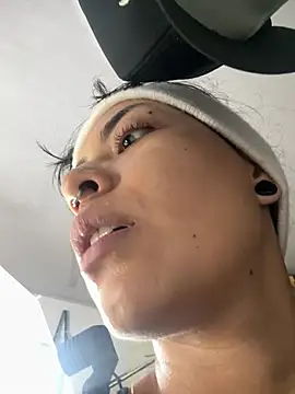 maybelline69 stripchat live cam model