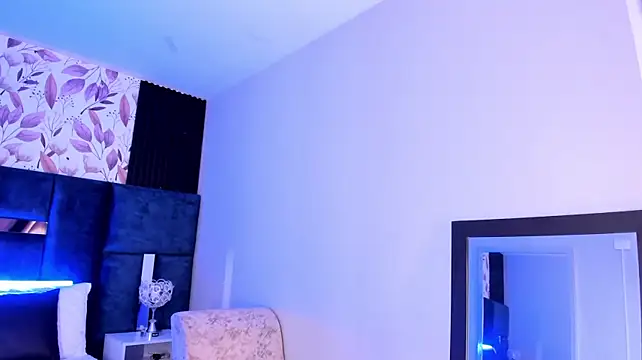 Larabrooks stripchat live cam model