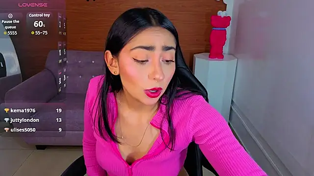 sara_lux_t stripchat live cam model