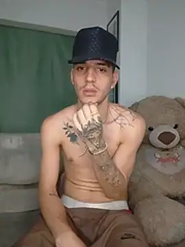MaxHornyLatin stripchat live cam model