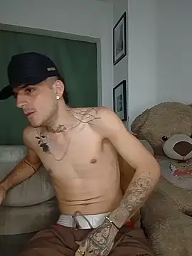 MaxHornyLatin stripchat live cam model