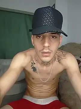 MaxHornyLatin stripchat live cam model