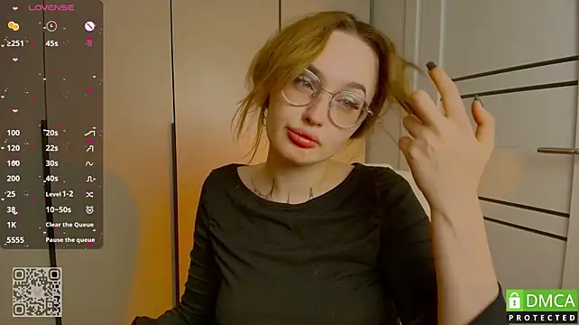AdeLuna stripchat live cam model