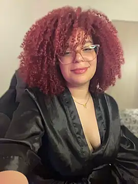Leyah__ stripchat live cam model