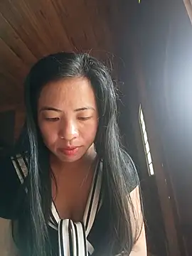 Huyen-anh stripchat live cam model