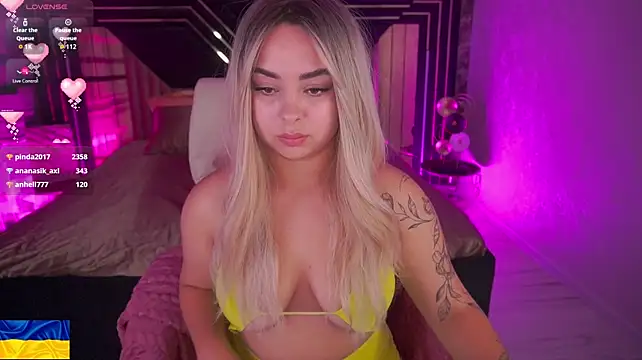 SusieWood stripchat live cam model