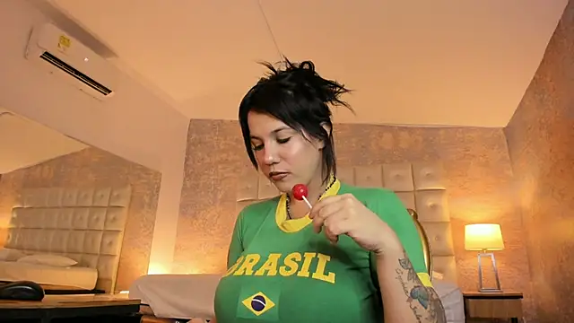 MelaniieRoux stripchat live cam model