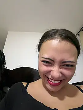 seraphine23 stripchat live cam model