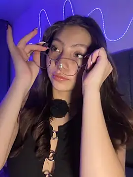 D-Bunnyyy stripchat live cam model