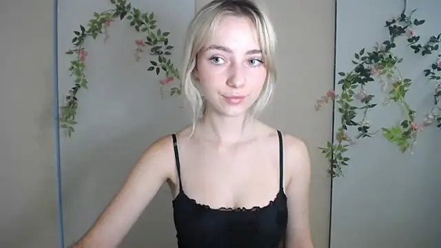 LuciaYoung stripchat live cam model