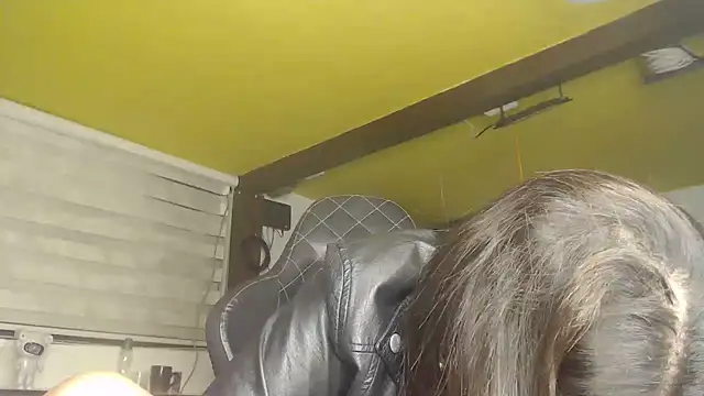 Mielarae22 stripchat live cam model