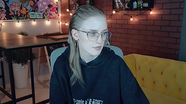 KiraMontoya stripchat live cam model