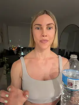 raeparks stripchat live cam model