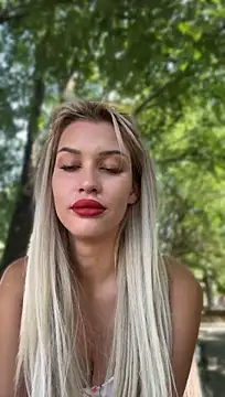 KikiWatson stripchat live cam model