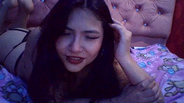 Thania- stripchat live cam model