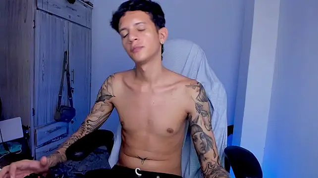 tylerrnova stripchat live cam model