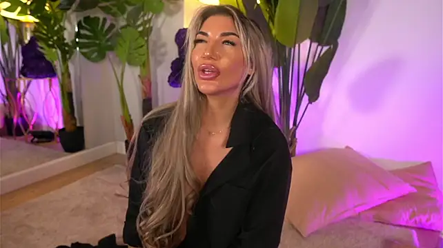 SnowyElsaa stripchat live cam model