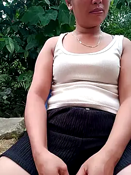 thypham1 stripchat live cam model