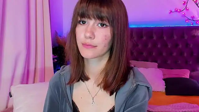 MilanaHotts stripchat live cam model