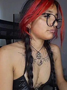 carolinerue stripchat live cam model