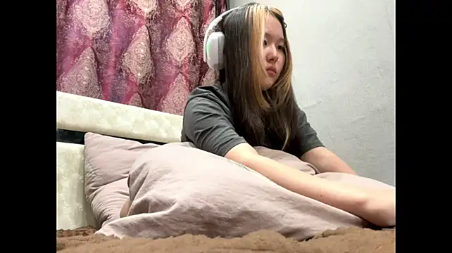 WillenaNecessary stripchat live cam model