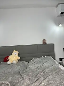 CurlyLara stripchat live cam model