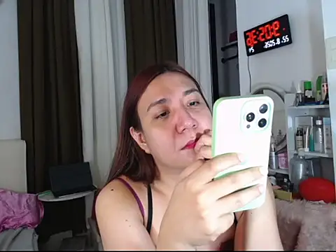 stellahugeX stripchat live cam model