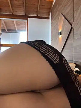 Lara_petit stripchat live cam model