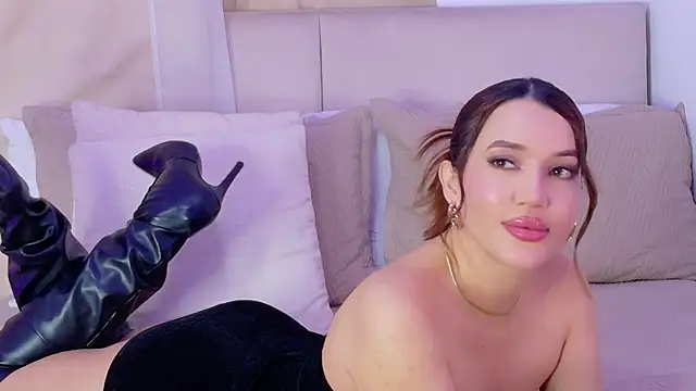 Bella-taylorr stripchat live cam model