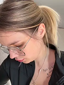 KimEvanss stripchat live cam model