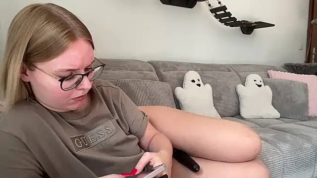 LucyFoxLulu stripchat live cam model