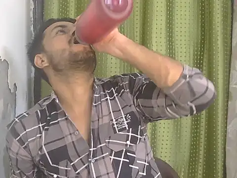 Stubborndesiboy stripchat live cam model