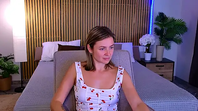 EmeraldGlow stripchat live cam model