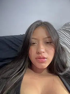 Estefanii- stripchat live cam model