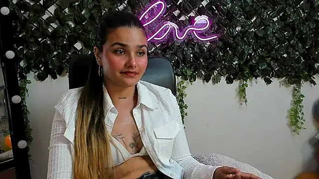 DestinyHills stripchat live cam model