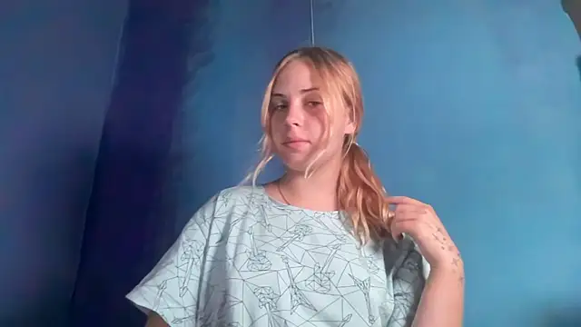 Alismoona stripchat live cam model