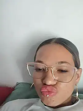 carolanyi stripchat live cam model